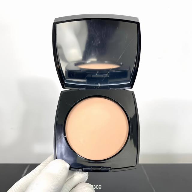 High-quality Chanel Jelly Powder Compact 12G. Available in two shades: #10 (ligh