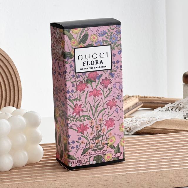 Original quality The packaging and the all-over floral retro design of this bott