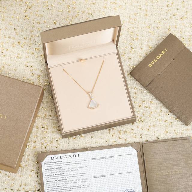 We offer customizable 18K real gold and diamond pieces; the agate will never fal