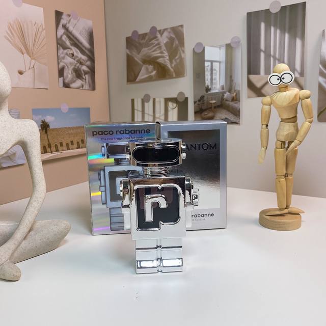 Paco Rabanne Phantom, a new fragrance for men. Top notes: pine, mandarin orange,