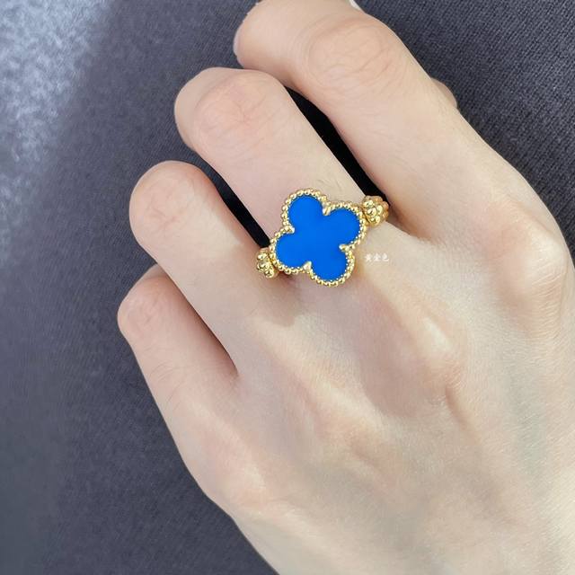 V Gold Plated with Mimi Gold 2140260 Size: 5678. Vca Carved Blue Agate Reversibl