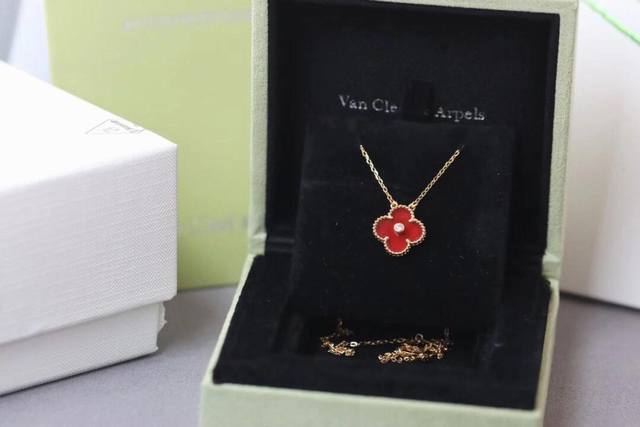 V gold material Vca carnelian four-leaf clover necklace Ddd