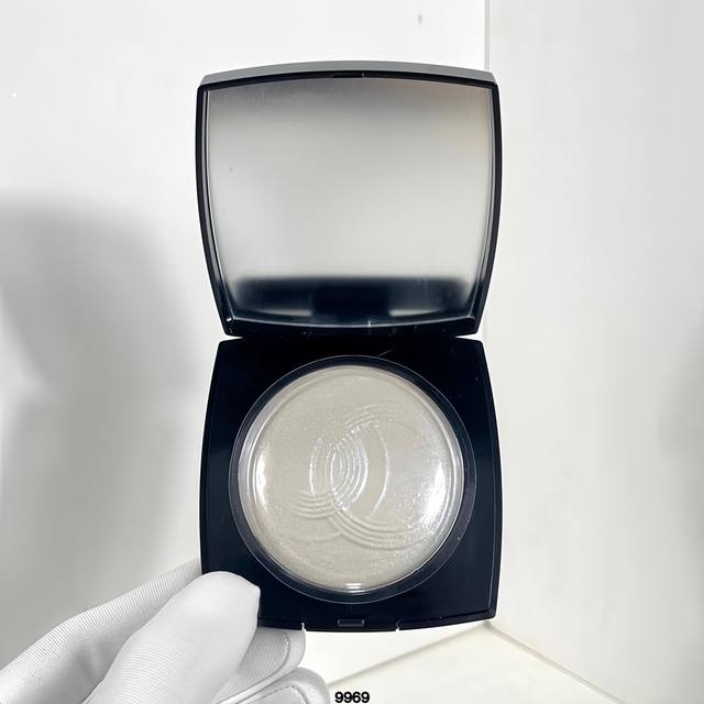 High-quality Chanel Sea Wave Highlighter Palette 8G. Code 9969! Can be paired wi