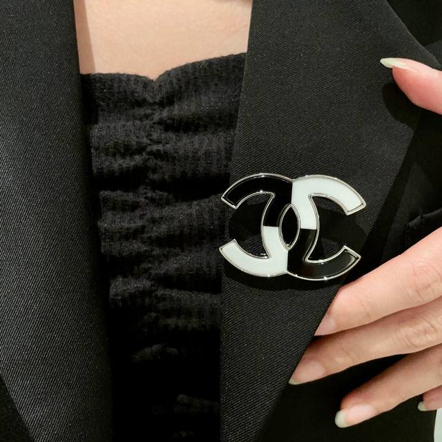 Chanel Double C Two-tone Brooch Ddd