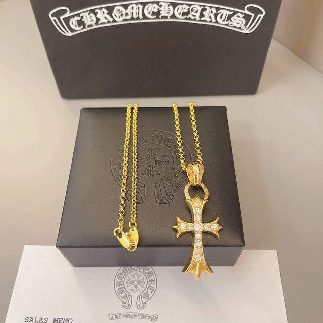 This is the latest Chrome Hearts necklace! It's so cool! A must-have! Factory di