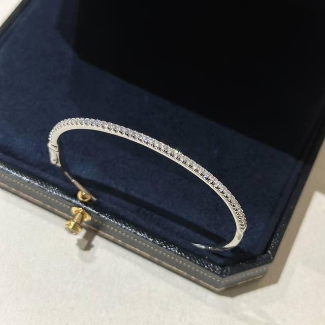 A0950 De Beers full diamond bangle. The all-diamond setting and 925 sterling sil
