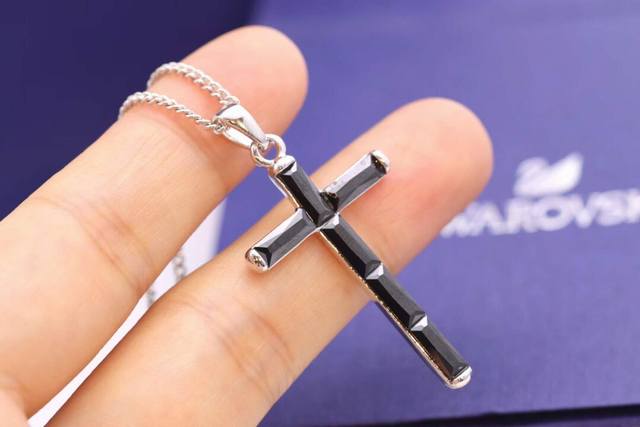 Swarovski Men's Black Cross Collarbone Necklace (Ddd) This cross-shaped necklace