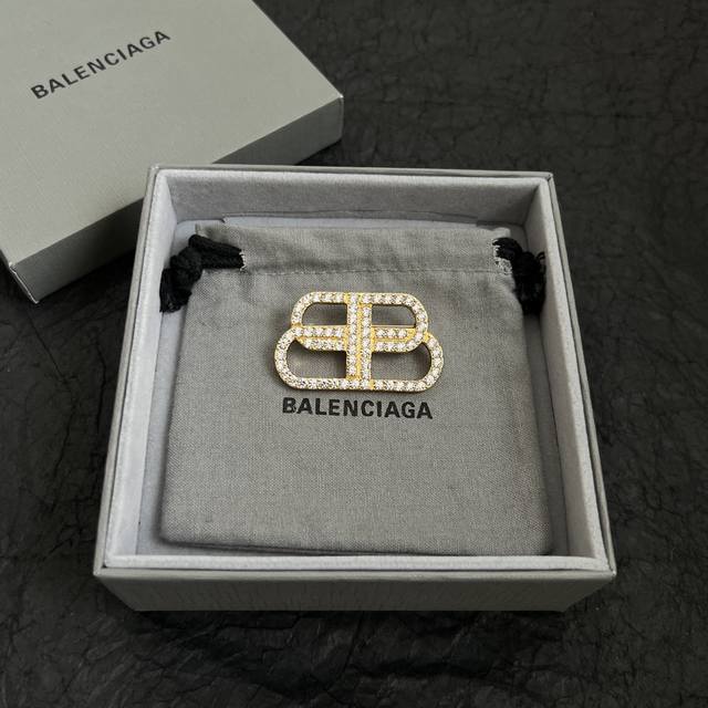 Balenciaga brooch, simple and elegant, with a rich gold finish, looks amazing wi