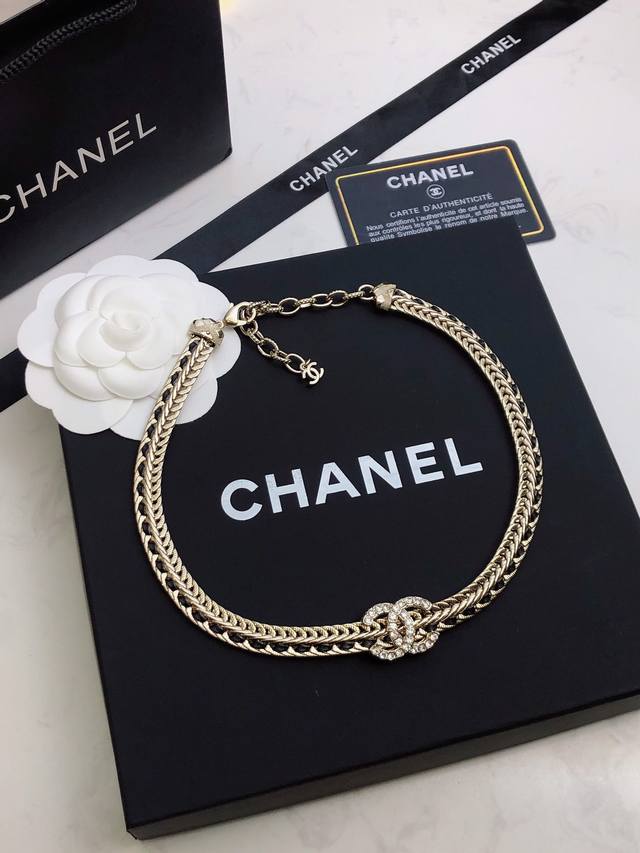 Bone-patterned chain leather necklace/choker. Made of snake-patterned lambskin!