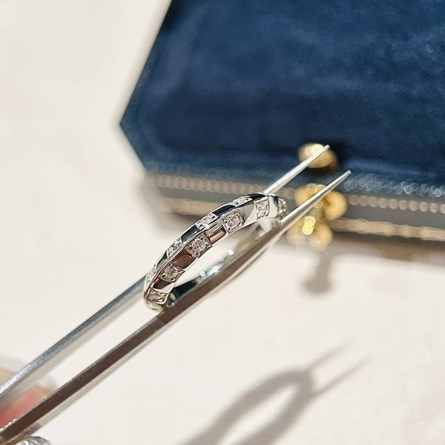 A1476 Louis Vuitton's new checkerboard ring, bling bling, with stunning diamonds