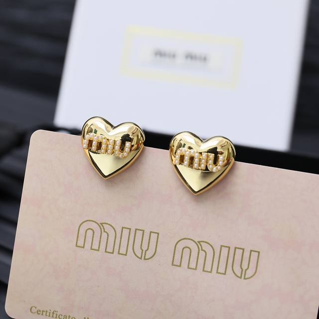 Miumiu Heart Pearl Stud Earrings Luxury Niche Style Earrings Simple Letter Full