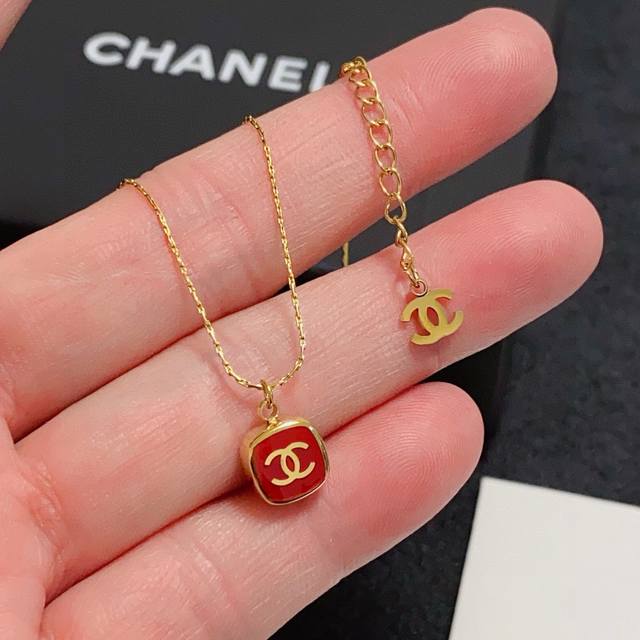 Xiaohongshu Recommendation: Chanel's latest double C New Year red square necklac