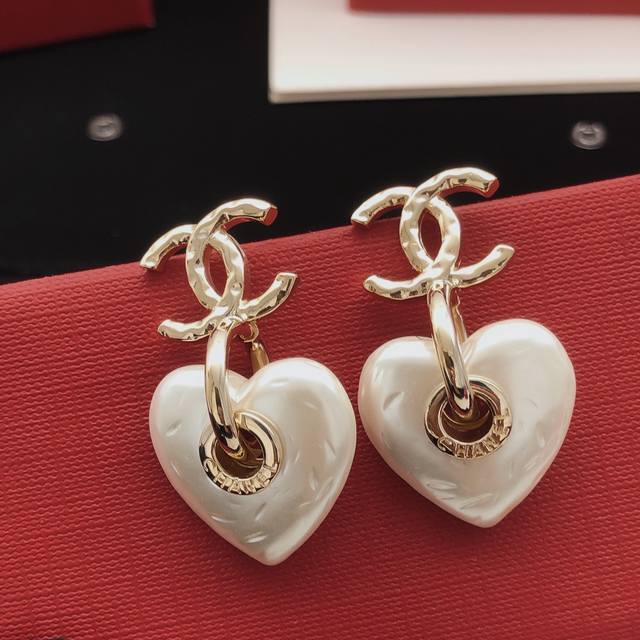 Item No. Xed0655 Ch*Nel Latest White Heart Earrings, Same Style as Zp, Brass Mat