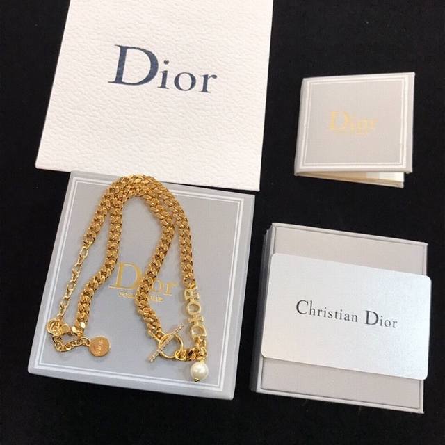 Necklace bracelet, the latest hot-selling Dior personalized set, unique design,