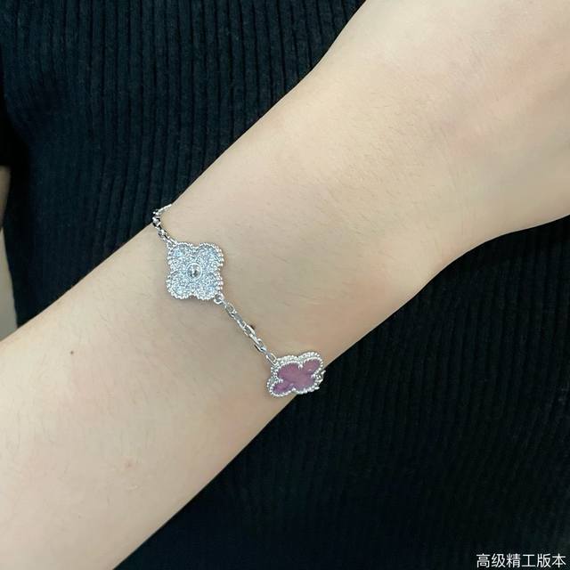 This V gold bracelet features a Vca diamond-studded violet four-leaf clover desi