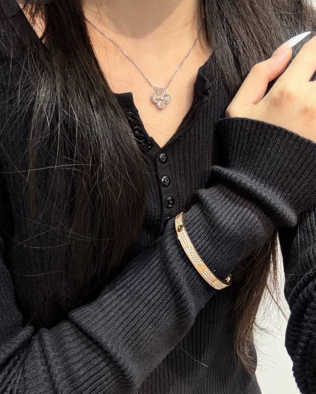 Chunky Chain V Gold Limited Edition Christmas Vca Carved Four-Leaf Clover Neckla