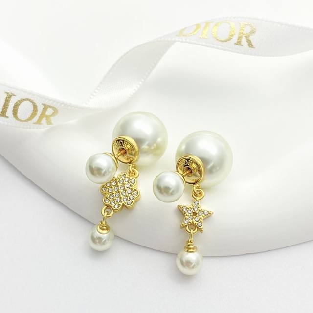 Code E2862 Dior earrings, a hot-selling new arrival! Dior asymmetrical four-leaf