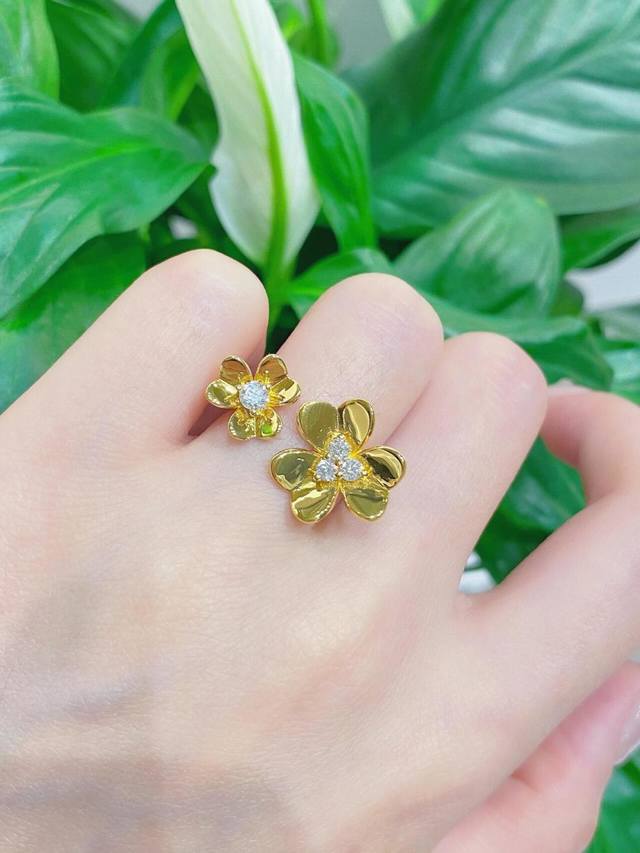 V-gold plated clover open ring, from the Frivole collection. Like a flower swayi