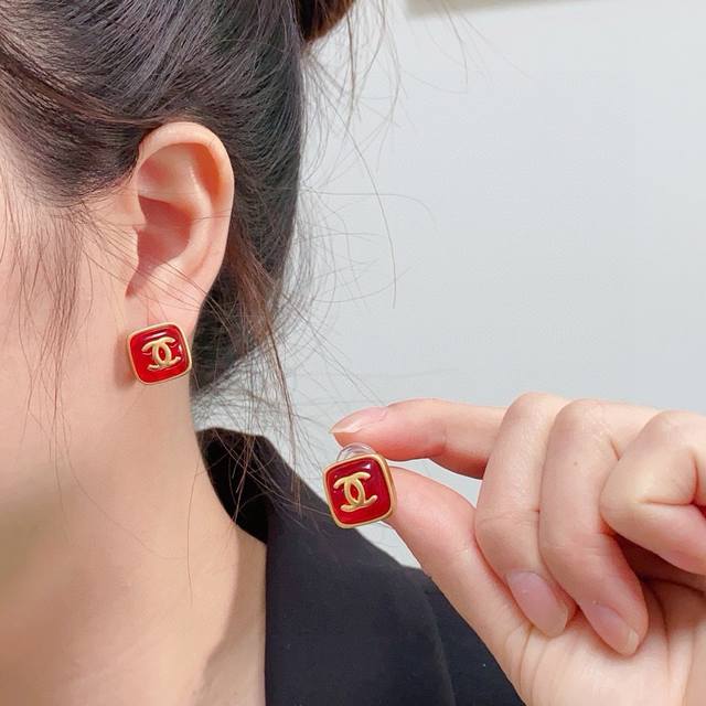 New Arrival High-End Chanel Double C Minimalist New Year Red Retro Square Stud E