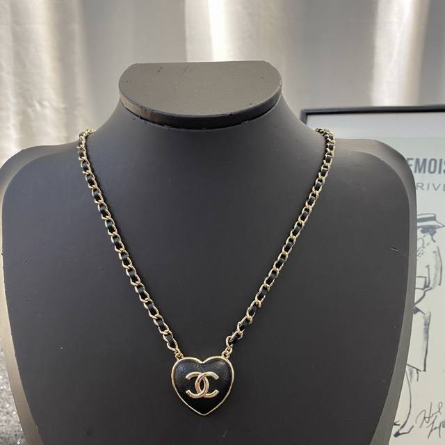 Chanel necklace, best-selling style, new arrival, same style as above. Chanel 22