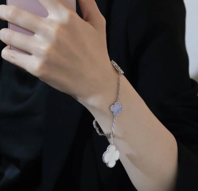 V Gold Plated Mitsubishi Gold Vca Premium Irregular Four-Leaf Clover Bracelet. T