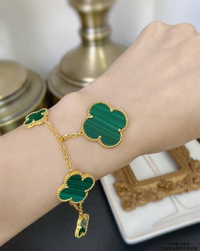 V Gold Plated with Mitsubishi Gold Vca Natural Malachite Irregular Four-Leaf Clo