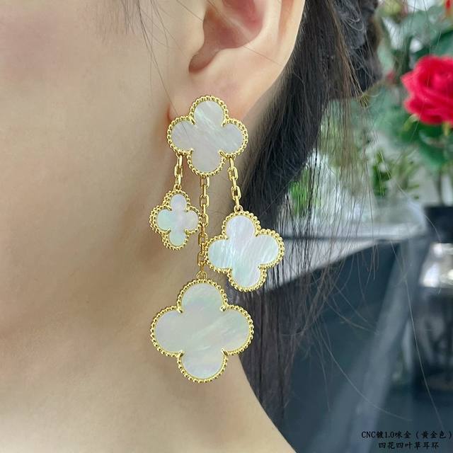 V gold-plated earrings with a premium white mother-of-pearl pattern featuring fo