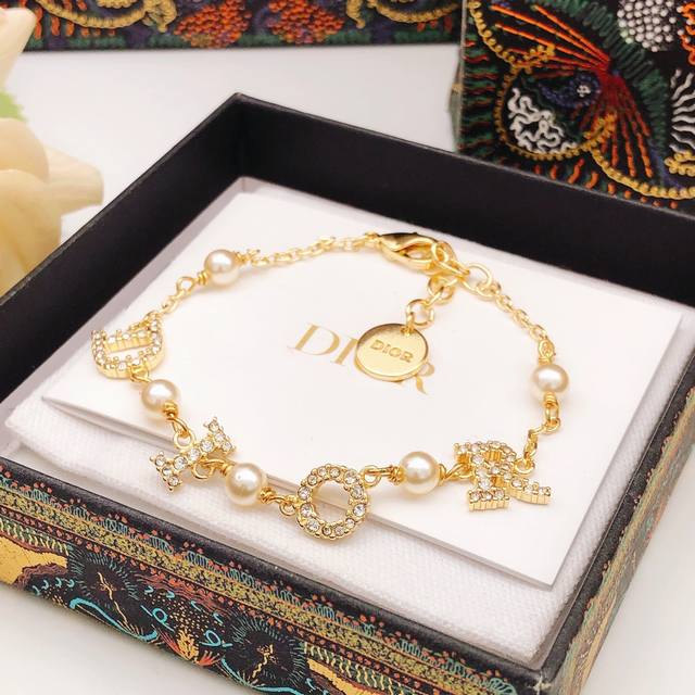 Item No. Dsl0121 Dio* Latest Pearl Dior Letter Diamond Bracelet, identical to th