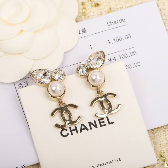 Item No. Xed0823 Cha El double C marquise earrings are a must-have item. A timel