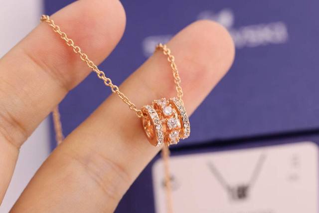 Swarovski Rose Gold Three-Diamond Lucky Bead Clavicle Necklace (Ddd) This neckla