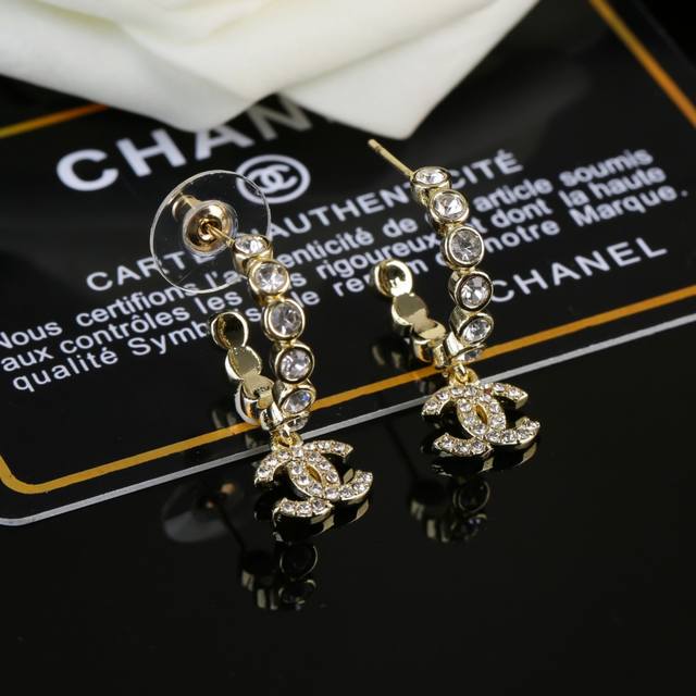 Chanel's latest full diamond earrings, classic and timeless double C design, uni