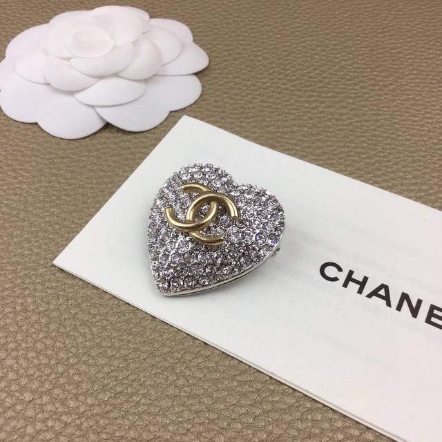 Chanel brooch Ddd