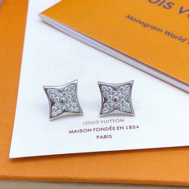 Item No. Led0112 Lv* Latest style diamond monogram silver stud earrings, consist