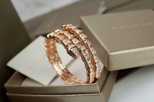 Bvlgari double-circle full-diamond snake bracelet. The delicate and alluring lin