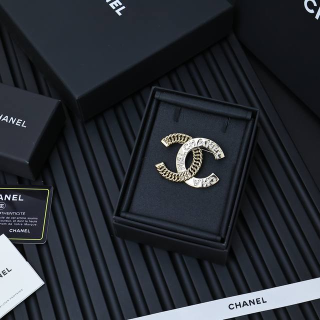 Chanel 24 batch chain letter brooch Chain with diamond-studded double C letter b