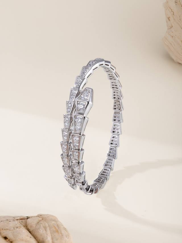 Classic Series Ser Enti Snake Bangle, Size M. The Classic Series Ser Enti Snake