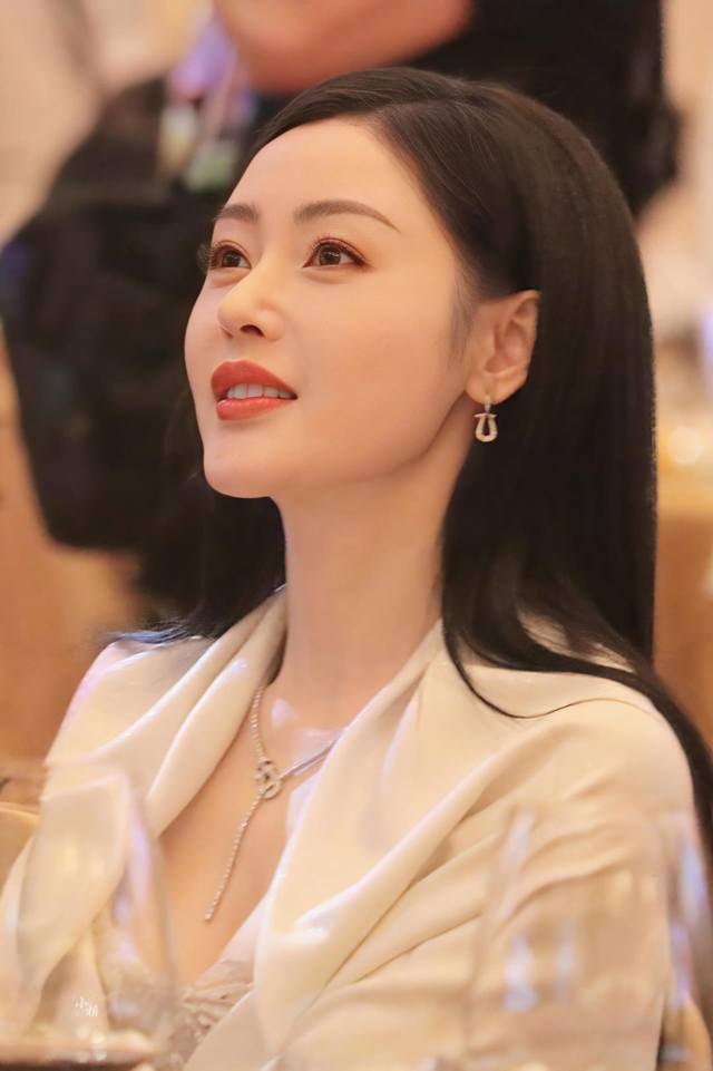 We produce horseshoe earrings, and can customize 18K real gold and diamond versi