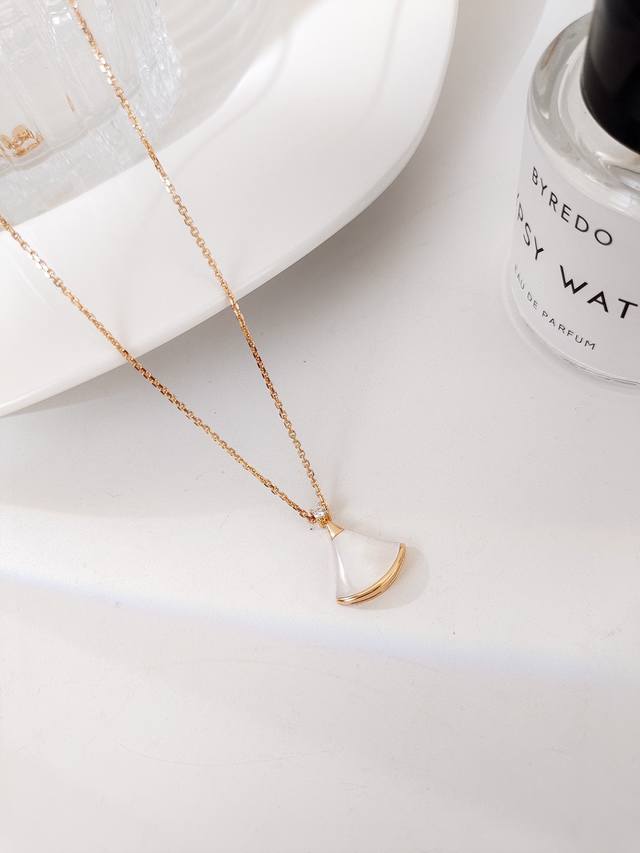 No need for further introduction, the Divas'dream necklace from the classic smal