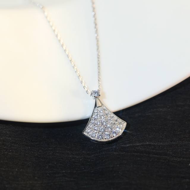 No need for further introduction, the classic small fan-shaped diamond necklace