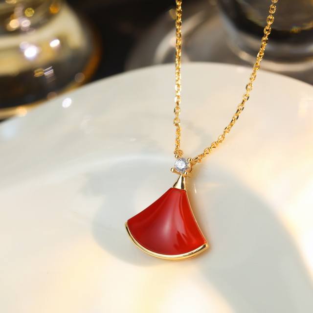 Red, Black and White No need for further introduction, the classic fan-shaped mo