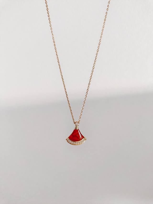 No need for further introduction, the classic small fan-shaped diamond-encrusted