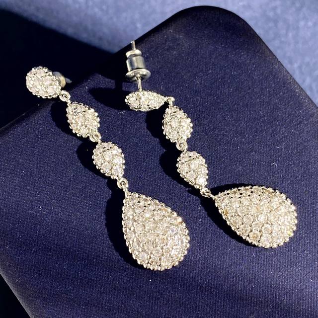 Bs80 Boucheron style teardrop-shaped full-diamond earrings, worn by Zhou Dongyu.