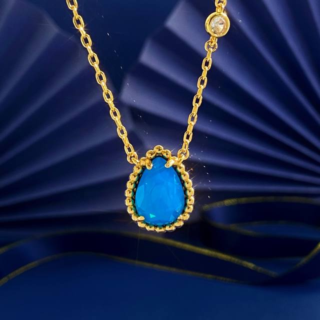 Bs80 Unmarked Boucheron Style Dopamine Artificial Colored Multi-Faceted Gemstone