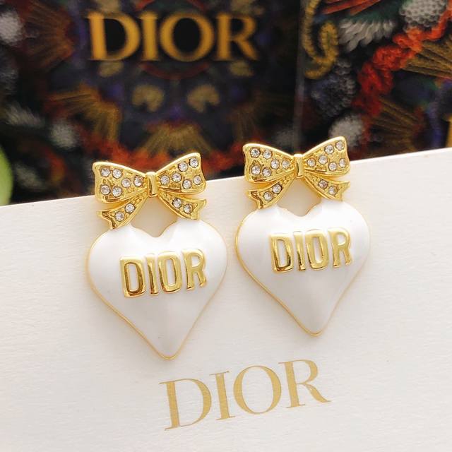 Item No. Ded0369 Dio* Latest style white heart-shaped earrings, consistent with