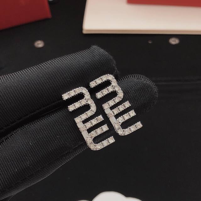 Item No. Med0004 Miumi* Latest silver diamond-encrusted earrings, identical to b