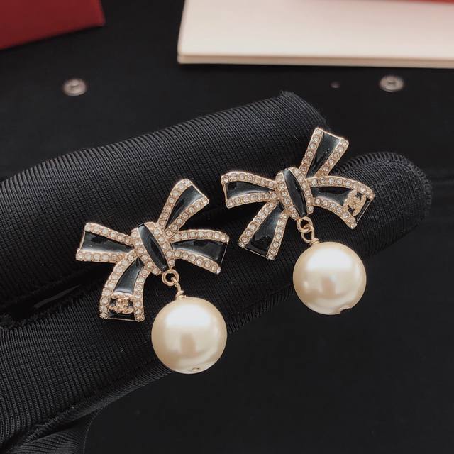 Item No. Xed0806 Ch*Nel Latest Style Pearl Bow Earrings, Batch Z, Brass Material