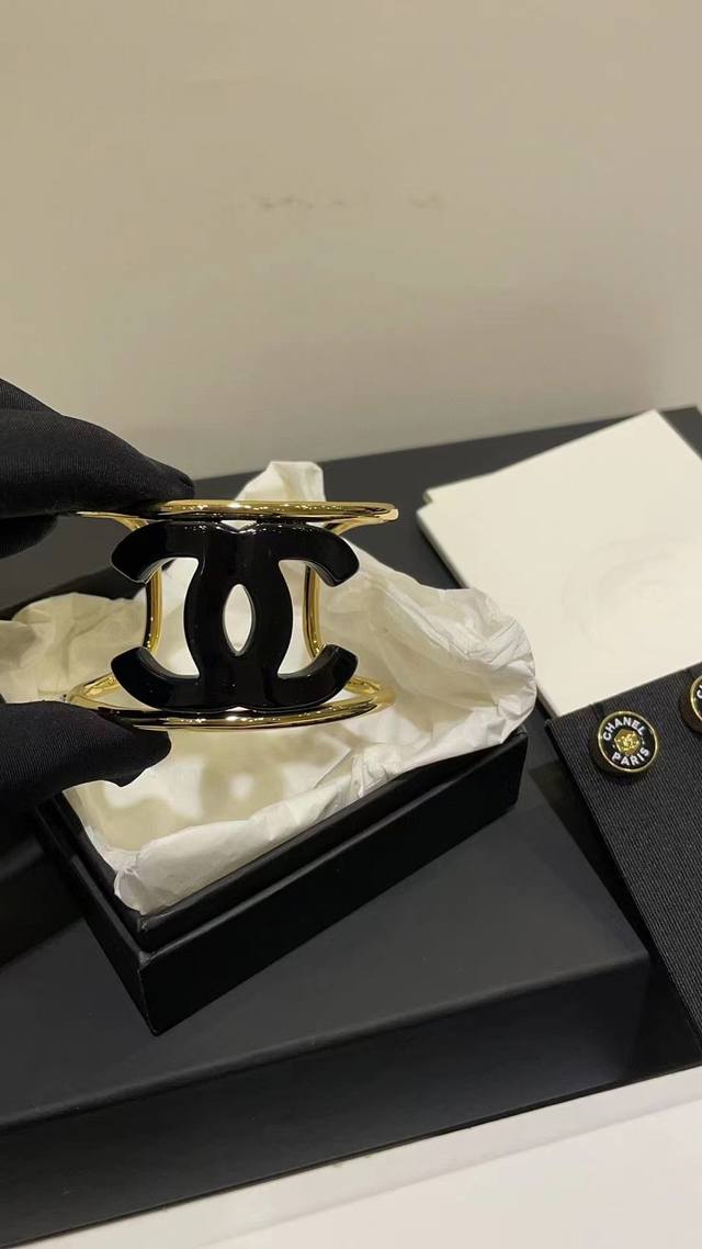 Item No. Xsz0063 Ch*Nel's latest white resin bracelet, consistent with batch Z,