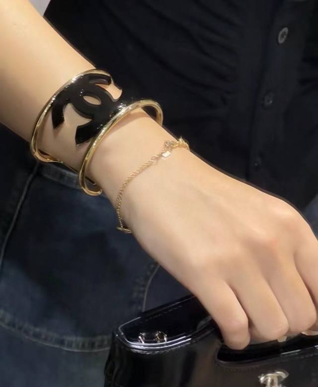 Item No. Xsz0063 Ch*Nel latest white resin bracelet, consistent with batch Z bra