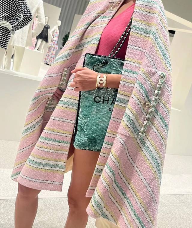 Item No. Xsz0063 Ch*Nel's latest white resin bracelet, consistent with batch Z,