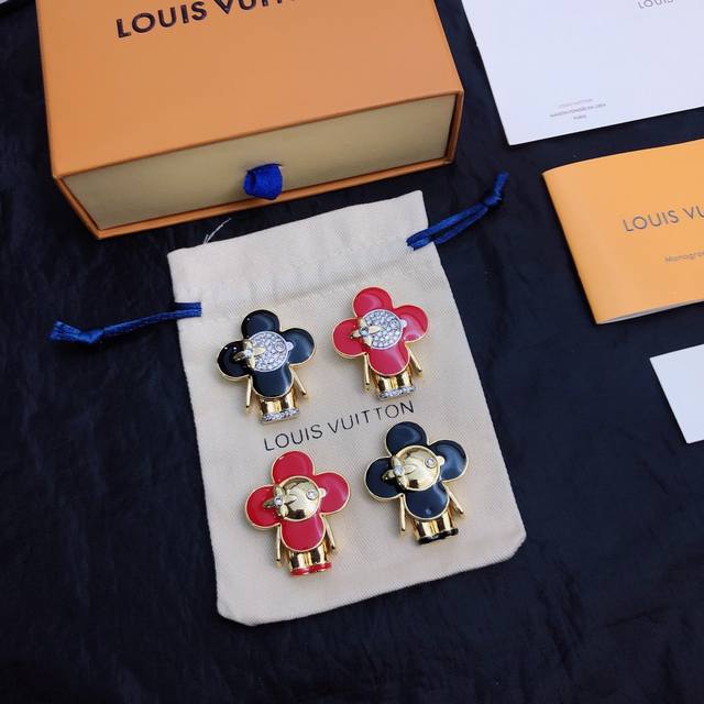 Ch Nel's newest and hottest selling brooches for autumn/winter, featuring luxuri